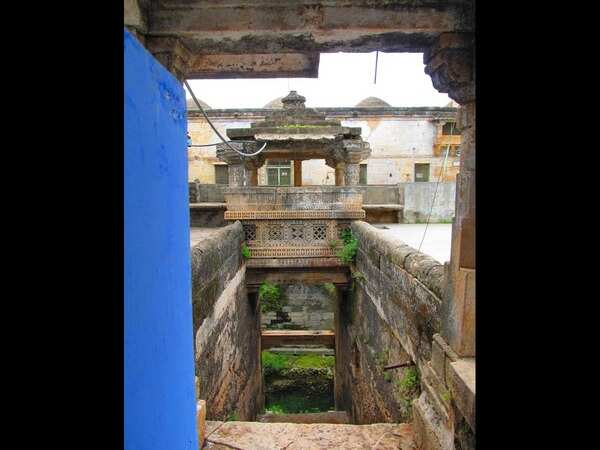 A vav inside a mosque