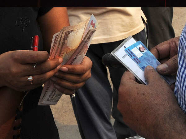 Protest at RBI: Last ditch effort to exchange old currency