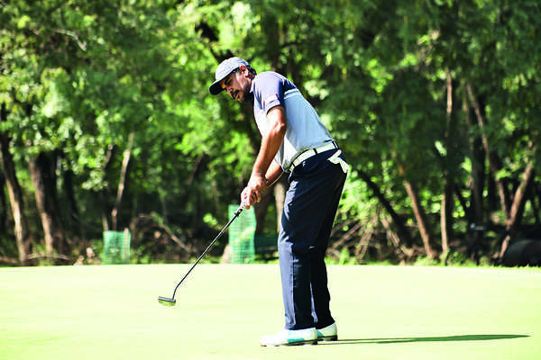 Bhullar leads race to pop Jeev bubbly