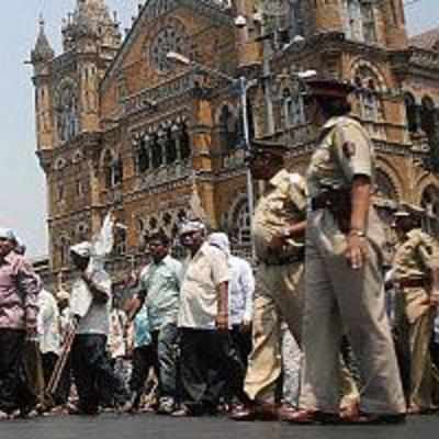Mill workers' rally brings Mumbai traffic to halt