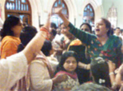 Women corporators punch, scratch at meet