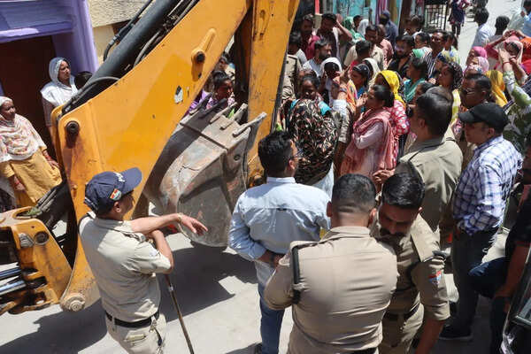 Chander road slum dwellers go to court against DMC’s threat of demolition