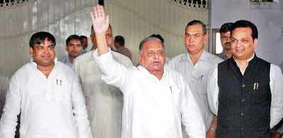 Rift within Samajwadi Party: Mulayam fights son for Amar Singh