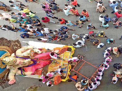 Stabbing at the Ganesha idol visarjan