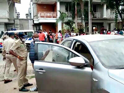 6-year-old trapped in parked car, dies 6-year-old trapped in parked car, dies
