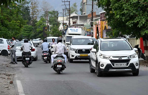 Traffic, debris and poor lighting trouble Canal Road residents