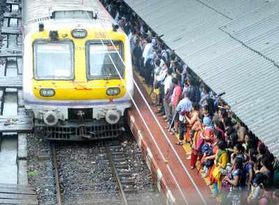 Mumbai: CST-bound local train derails at Kalyan station