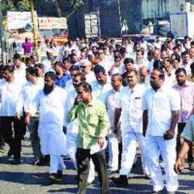 APMC vegetable traders stage morcha against administration