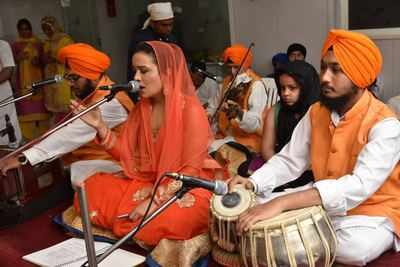Amruta Fadnavis sings kirtan at Santacruz Gurudwara Sahib on gurparab