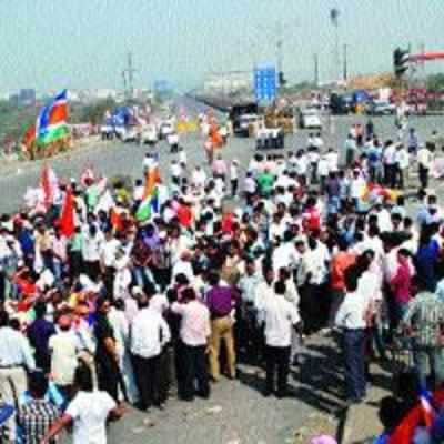 Thousands of PAPs stage morcha,   reiterate demands to minister, JNPT