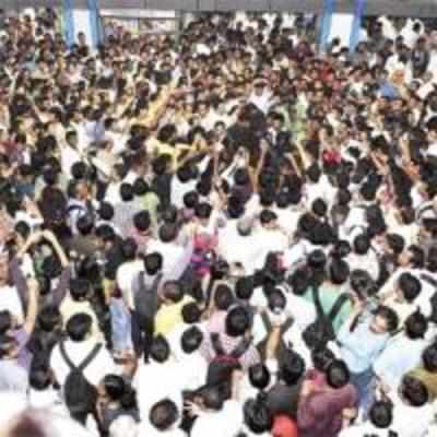 Dhanush flash mobbed: Kolaveri di takes over Churchgate