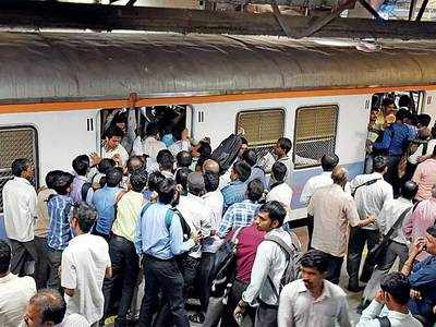 45-year old UP resident dies after falling from running local at Andheri railway station