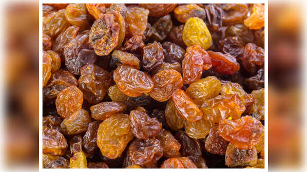 Health benefits of eating soaked Raisins