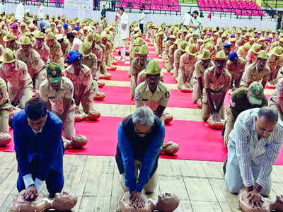 2,200 policemen participate in CPR training