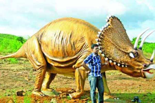 Artist to create dinosaur theme park