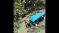 E-rickshaw falls in Hazaribag river, 8 injured