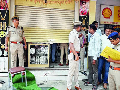 Criminals open fire during jewellery store heist attempt