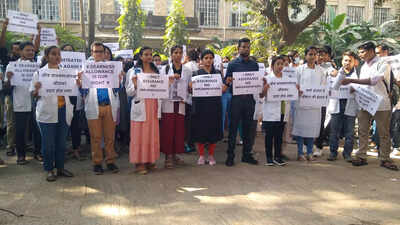Maharashtra News Live Updates: Doctors protest at KEM Hospital in Mumbai