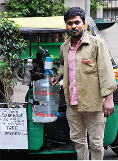Auto driver who hands out saplings
