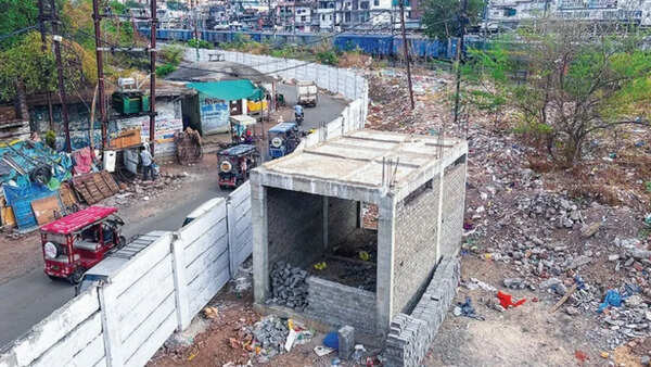 After ‘90°’-bridge debacle, now Bhopal's Aishbagh gets ‘0-access toilet’