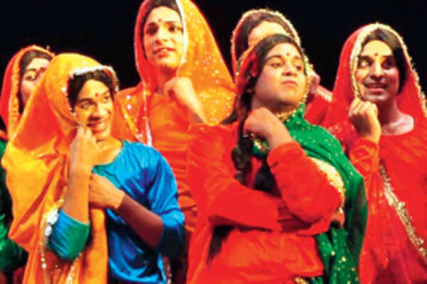 Theatre enthusiasts watch 'Nar Nari Thankku Baba Lochandas' at Ravindra Manch in Jaipur