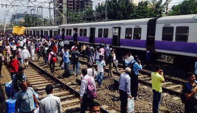 7 coaches of Mumbai local train derail near Andheri, traffic hit