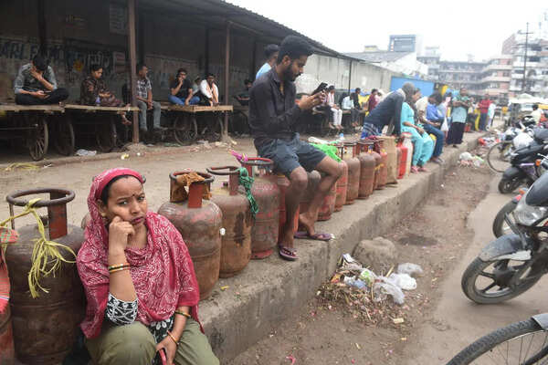 LPG crisis fuels PNG shift in GB Nagar, but commercial connections hit by NOC hurdles