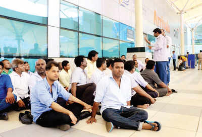 100 labourers protest at Mum airport
