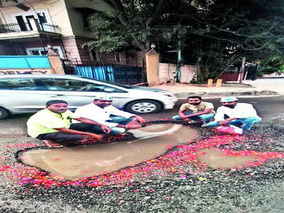 Motorists hesitate to use potholed service road