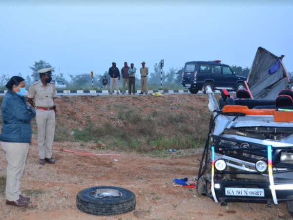 5 killed, 17 injured in road mishap in Karnataka's Chitradurga district