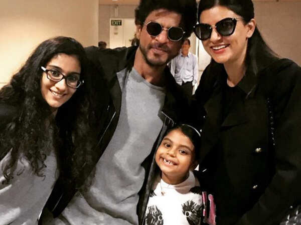 Pic: Shah Rukh Khan shares a sweet moment with Sushmita Sen and her daughters