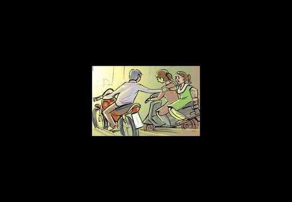 Chain snatchers strike again amid police cover