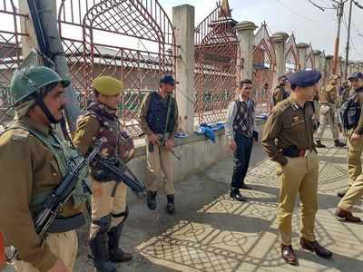 Kashmir shut for fourth straight day: Syed Ali Geelani, Mirwaiz Umar Farooq try to defy house arrest