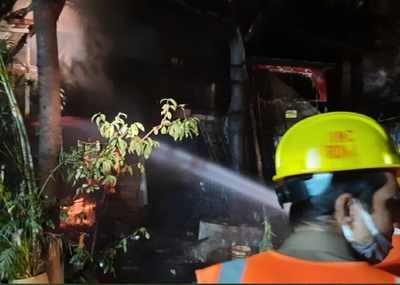 Thane: Two firefighters, four residents injured in fire at a shop in Ram Nagar area