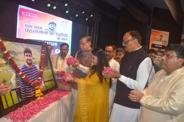 Mahana, Pathak pay homage to Pahalgam terror attack victims