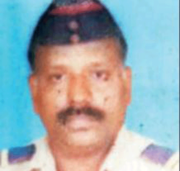 Cop hit by train while helping hurt commuter