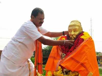 Hindu Makkal Katchi leader Arjun Sampath drapes saffron shawl on Thiruvalluvar statue