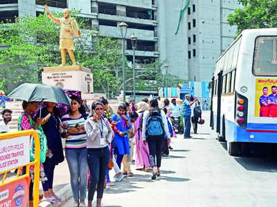 Absence of bus shelter irks commuters