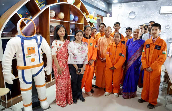 Guv opens school building Jan Bhawan