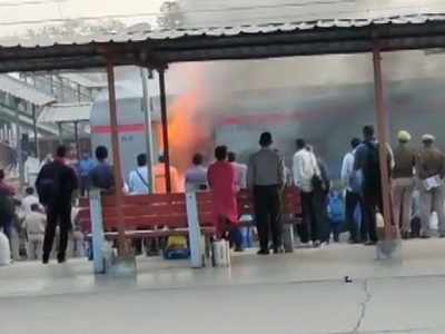 Coach of Delhi-Lucknow Shatabdi Express catches fire