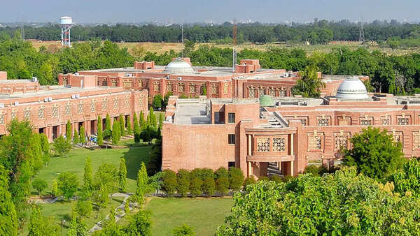 Gain 360-degree management skills & ace the field of general management with this esteemed programme by IIM Lucknow
