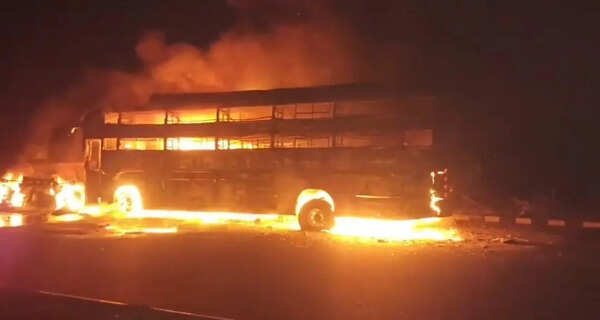 2 charred to death as bus rams truck on Agra e-way