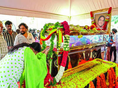Leelavathi laid to rest as thousands pay tearful homage
