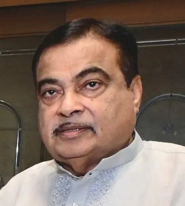 Gadkari opts for bus travel, cuts convoy size by 50%