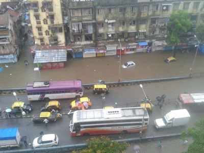 Mumbai Rains: From Ganesh mandals to good samaritans, Mumbaikars reach out to help those stranded in traffic jams, roads in heavy downpour