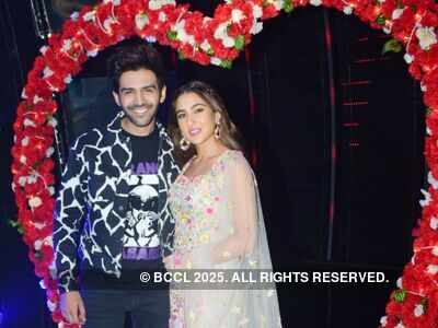 Watch: Kartik Aaryan, Sara Ali Khan win hearts as they get romantic during Love Aaj Kal promotions