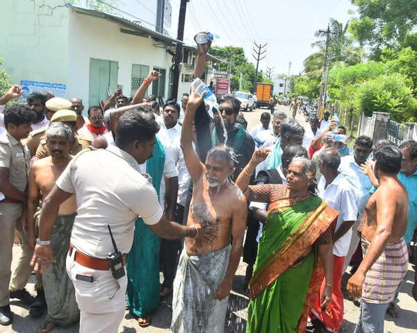 Courtallam bathing curbs spark Tenkasi ‘bottle bath’ protest