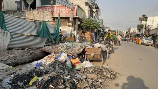 Pipeline work leaves Kanwali road residents battling dust, congestion in Dehradun