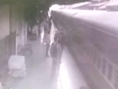 Alert RPF officers save man from being run over by Gorakhpur Express in Thane