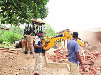 Forest department  demolishes shed in Turahalli zone